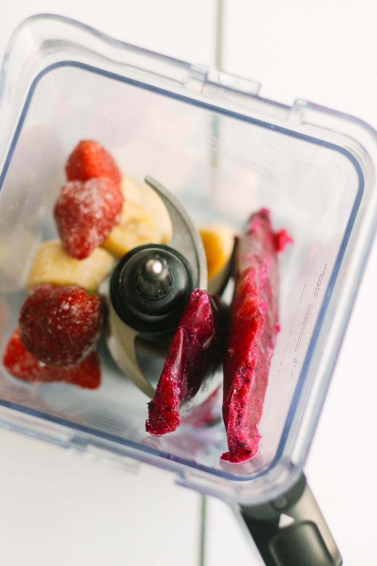 ingredients for a pitaya bowl in the blender